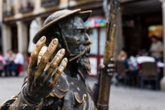 Escultura frente a la casa-museo natal de Cervantes en Alcalá de Henares, Madrid.